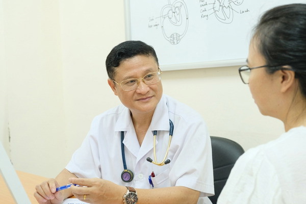 Bác sĩ đang khám bệnh cho người bệnh