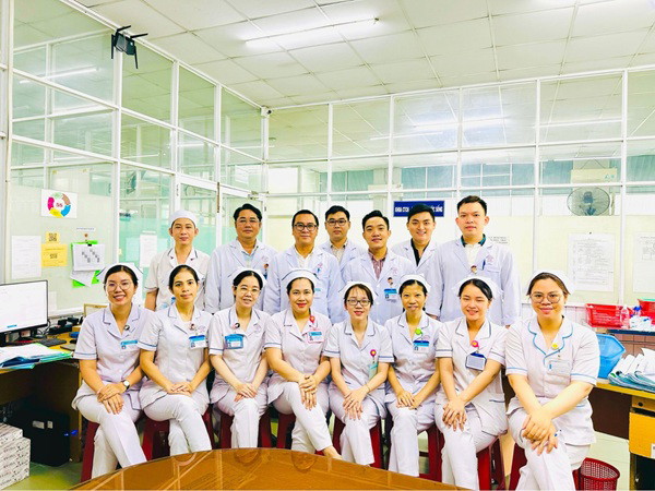 Đội ngũ bác sĩ, y tá, điều dưỡng tại khoa Chấn thương chỉnh hình của bệnh viện