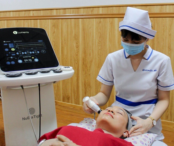 Hướng dẫn khám chữa bệnh tại Bệnh viện Da liễu tỉnh Đồng Nai mới nhất 2026 3 Điều dưỡng đang chăm sóc da cho khách hàng, bằng công nghệ tiên tiến