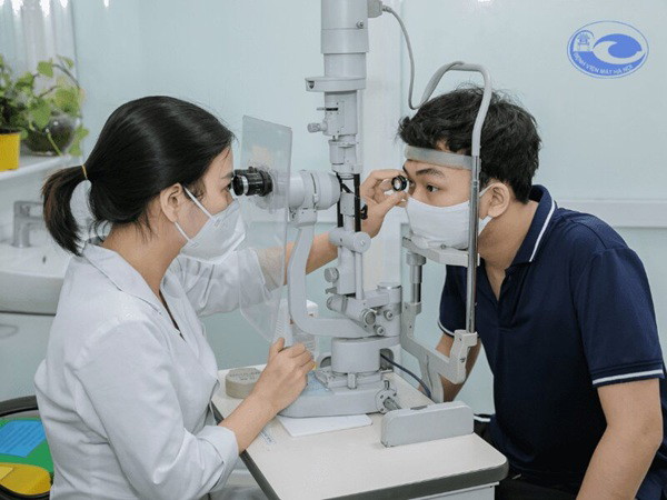 Hướng dẫn khám, chữa bệnh tại Bệnh viện Mắt Hà Nội mới nhất 2026 3 Bác sĩ đang khám Mắt cho người bệnh để kiểm tra sức khoẻ tổng quan của Mắt