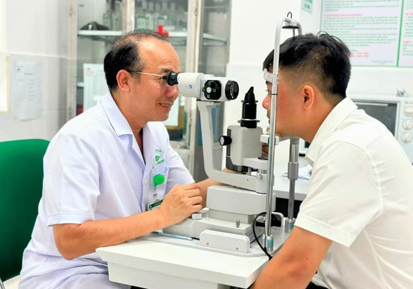 Bác sĩ tại bệnh viện đang kiểm tra mắt cho người bệnh