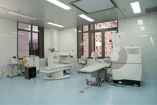 Hệ thống máy phẫu thuật khúc xạ tại Bệnh viện quốc tế DND Sài Gòn