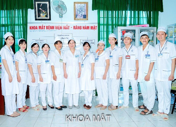 Đội ngũ bác sĩ, nhân viên y tế tại khoa Mắt của Bệnh viện Mắt Răng Hàm Mặt TP Cần Thơ