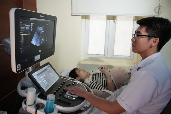 Bác sĩ đang siêu âm tim thai giúp phát hiện sớm các vấn đề tim mạch tiềm ẩn ngay từ trong bụng mẹ