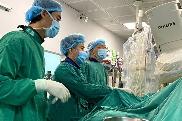 Trang biết bị đại chuẩn, đội ngũ bác sĩ giàu kinh nghiệm tại Bệnh viện Tim Hà Nội cơ sở 2 đáp ứng đầy đủ trong điều trị cho người bệnh
