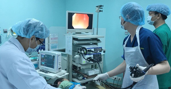 Các bác sĩ tại Bệnh viện Đại học Y Dược TPHCM đang tiến hành khám Nội soi Tiêu hoá cho người bệnh