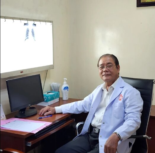Chân dung Bác sĩ Quang Vinh tại phòng khám trên đường Nguyễn Văn Lạc