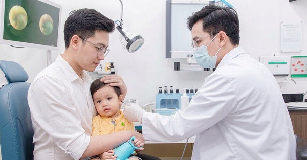 Bác sĩ Tai Mũi Họng khám bệnh nhẹ nhàng, đặt biệt với trẻ em