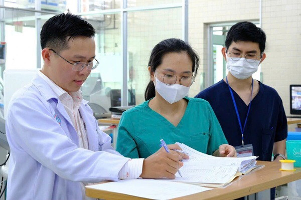 Bác sĩ Kha (bên trái) đang hướng dẫn các bác sĩ cách điều trị cho người bệnh