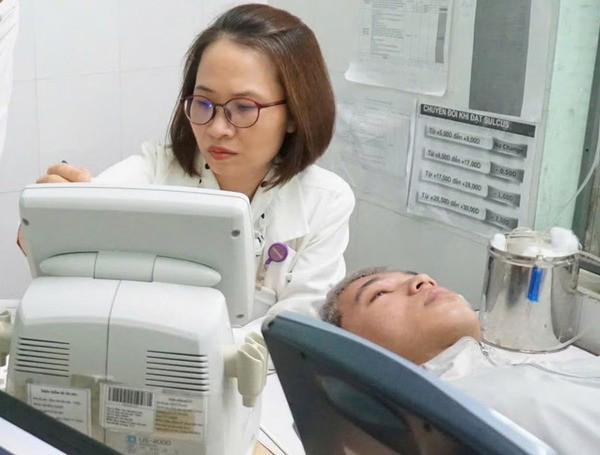 Bác sĩ đang điều trị cho người bệnh tại Bệnh viện Mắt Bình Định