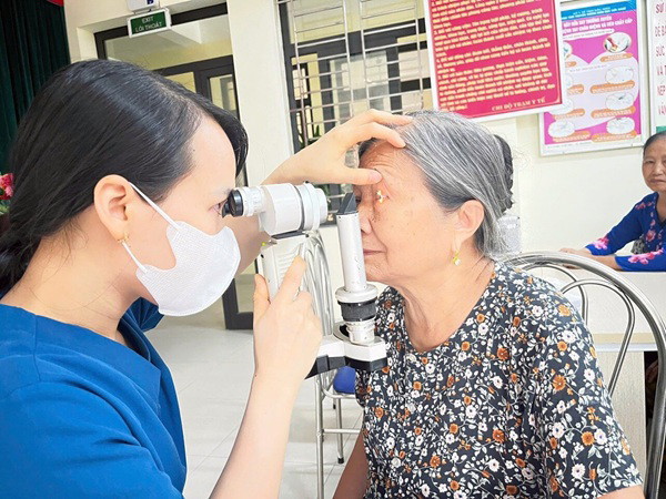 Người dân thực hiện theo quy trình để được khám bệnh nhanh nhất
