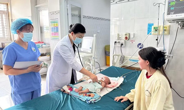 BS.CKI Phan Thị Thùy Trang - Trưởng Khoa HSTC - CĐ đang khám bệnh cho bệnh nhi