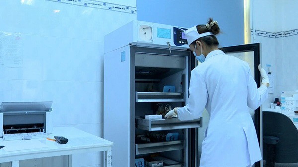Nhân viên y tế Bệnh viện Nhi tỉnh Gia Lai kiểm tra, bảo quản máu phục vụ công tác điều trị cho bệnh nhi