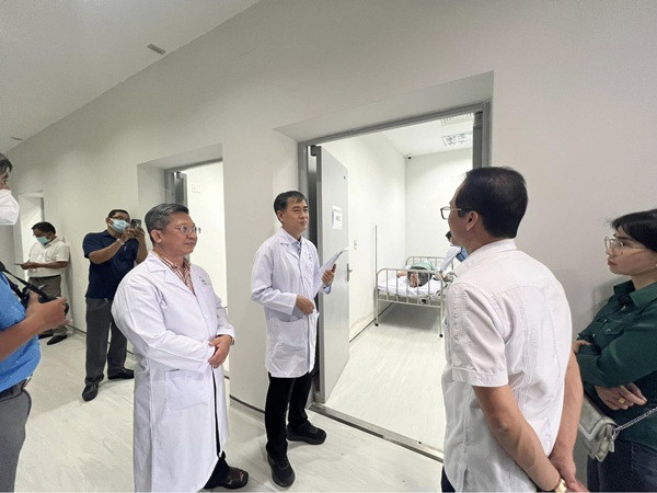 Cập nhật mới nhất 2026: Hướng dẫn khám, chữa bệnh tại Bệnh viện Ung bướu Kiên Giang 4 Chân dung TS.BS Hàng Quốc Tuấn (ngoài cùng bên trái) - Giám đốc Bệnh viện Ung bướu Kiên Giang