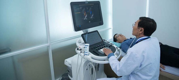 Bác sĩ đang thực hiện kiểm tra tim mạch cho người bệnh
