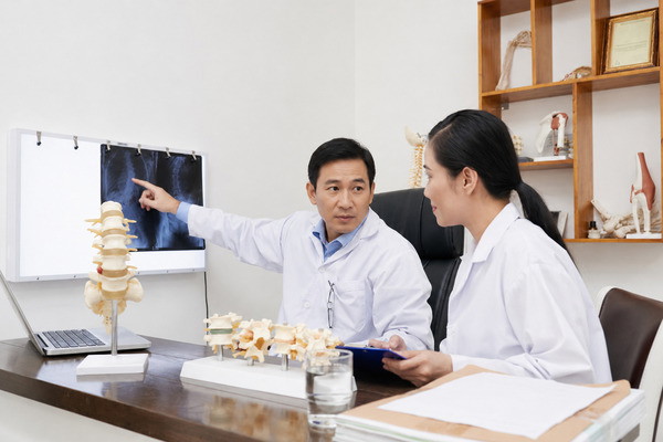Bác sĩ chuyên khoa 2 là gì? Ngang với Tiến sĩ không? 2 bác sĩ chuyên khoa 2 là gì, quy trình để đạt được học vị này gian nan ra sao