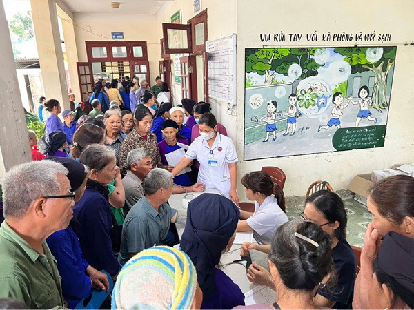 Những điều cần biết khi đến khám và điều trị tại Bệnh viện Đại học Y Dược Thái Nguyên 5 Các bác sĩ tại Bệnh viện đang chăm sóc sức khỏe và cấp phát thuốc miễn phí cho người cao tuổi tại xã Thượng Minh, tỉnh Thái Nguyên