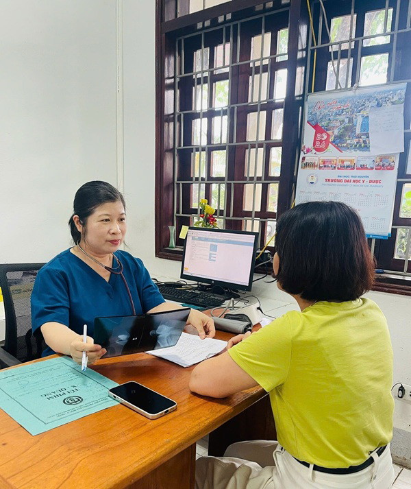 Những điều cần biết khi đến khám và điều trị tại Bệnh viện Đại học Y Dược Thái Nguyên 4 ThS.BS Ngô Thị Hiếu - Bác sĩ Khoa Khám bệnh đang khám và tư vấn sức khỏe cho người bệnh