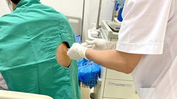 Chọc dịch màng phổi: Quy trình, chỉ định và những lưu ý quan trọng 2 Chọc tháo dịch màng phổi là một thủ thuật nhằm rút dịch khỏi khoang màng phổi