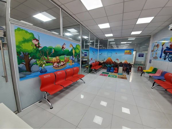 Phòng khám Nhi đồng Yêu Trẻ: Điểm tựa y tế tin cậy, tận tâm cho hành trình khôn lớn của con 3 Không gian khám và phòng chờ được thiết kế rộng rãi, sạch sẽ, ngập tràn màu sắc thân thiện với trẻ nhỏ