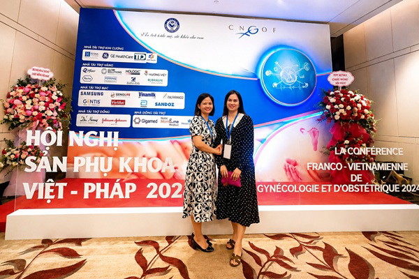 Hướng dẫn khám, chữa bệnh tại Phòng khám Sản phụ khoa Phúc Diễn 3 Bác sĩ Thu (bên trái) tham dự hội nghị