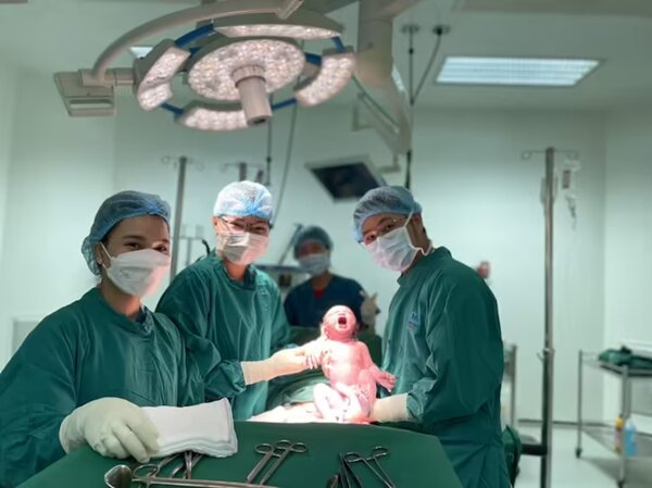 Review dịch vụ tư vấn vô sinh hiếm muộn Phòng khám Tâm An – Điểm tựa vững vàng cho hành trình tìm con 8 Ekip cùng BS Phương Thảo tại phòng mổ