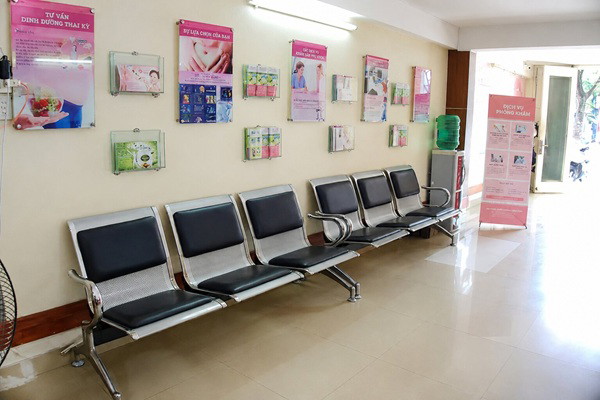 Hướng dẫn khám, chữa bệnh tại Phòng khám Sản phụ khoa Bác sĩ Trương Thị Chánh 4 Không gian phòng khám có khu vực ngồi chờ thoải mái cho người bệnh